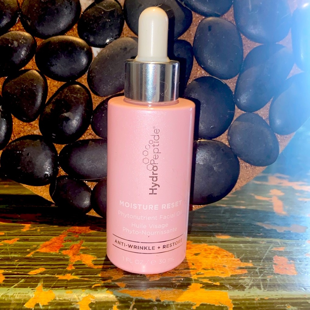 This is the hydropeptide Mouister reset serum. Not to oily and makes you shine!